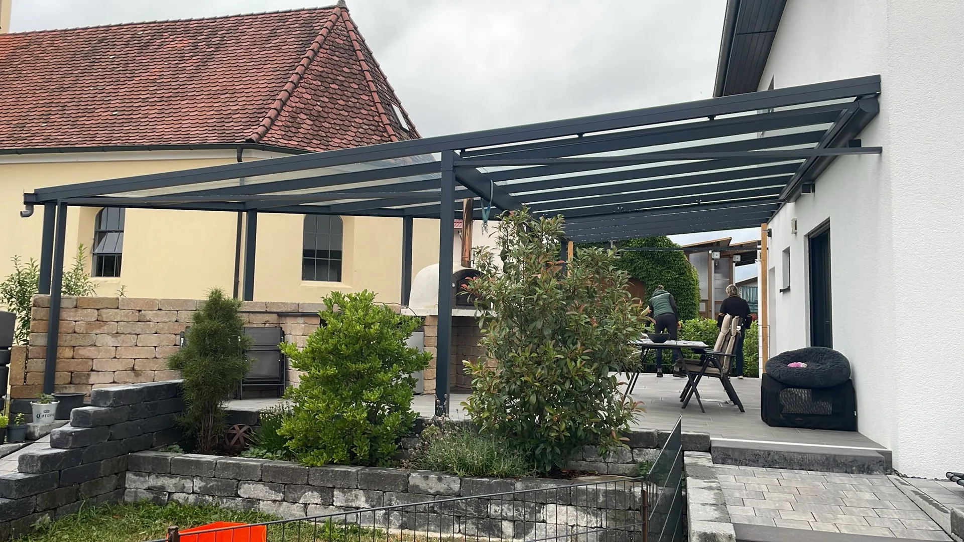 Weitläufige Terrassenüberdachung am Garten